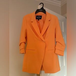 Orange Women’s Blazer 
Scoop 
Size 0-2 XS